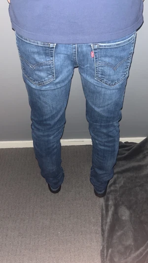 Slim jeans  - Slim jeans - Levi’S - Storlek: W29/L32 - Mycket bra skick - Nypris: 1299kr - Vårt pris: 149kr - hör av dig vid funderingar💫 