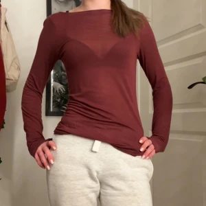 Vinröd intimissimi tröja - Snygg tröja från intimissimi, storlek S men liten i storleken, använd ca 2 gånger, inga skador eller hål💕