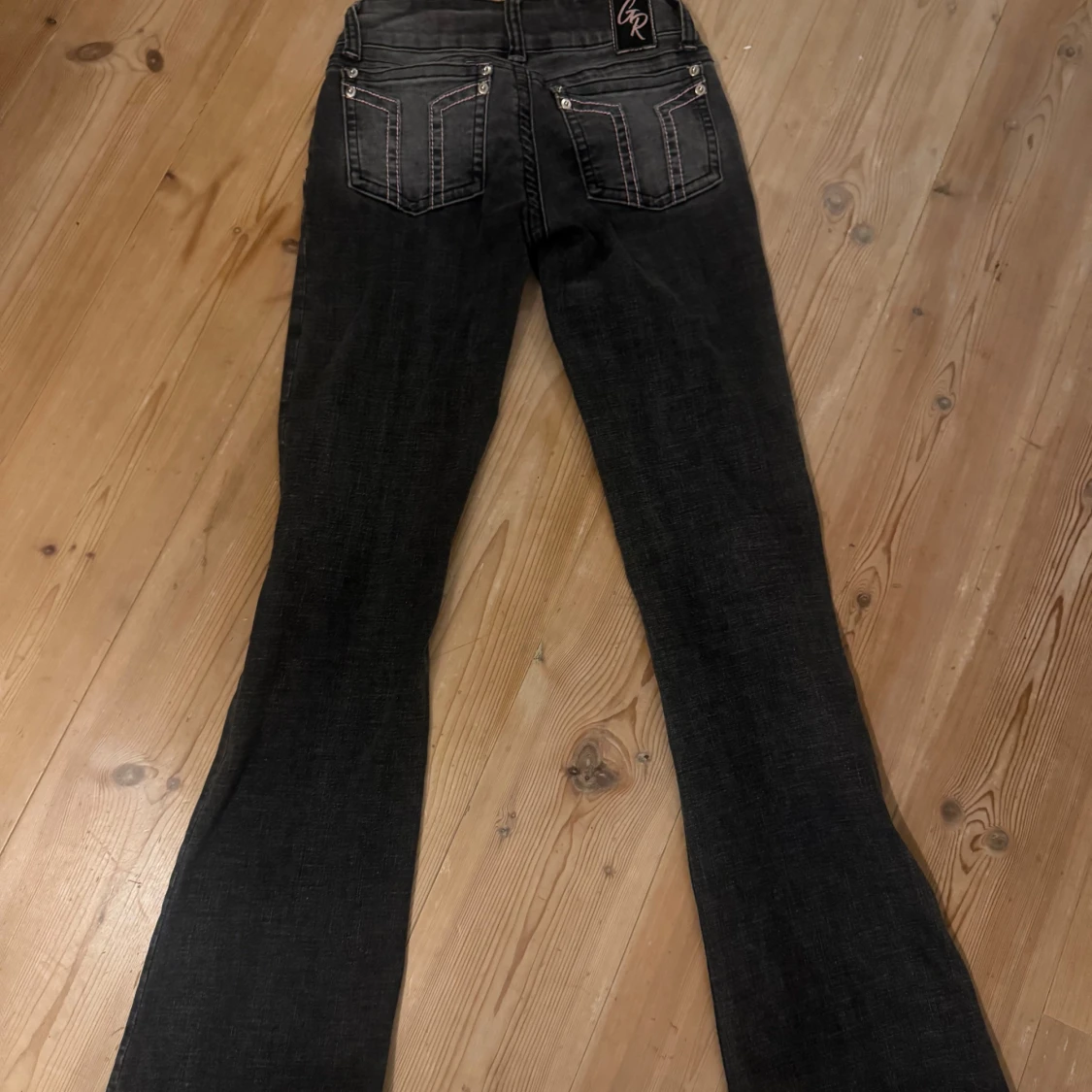 G Rise jeans med rosa sömmar