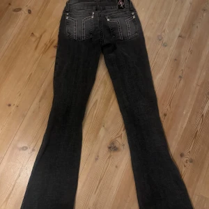 G Rise jeans med rosa sömmar - Snygga svarta/grå  g rise jeans med rosa sömmar. Storlek XS men skulle säga att de ksk sitter mer som S. Midjemått 36 tvärs över och innerbenslängd 84. Stretchiga. Har sprättat ut dem längst ner för att göra dem längre. 