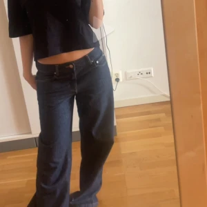 low wide petite jeans  - Säljer ett par mörkblå jeans från Gina Tricot med låg midja och breda ben. Passar jättebra till allt💕 Har fler bilder och man är intresserad 💕jag är 160 och de passar bra