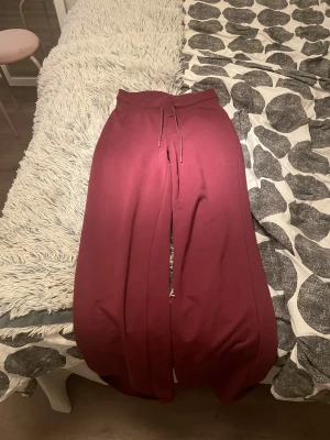 Vinröda mjukisbyxor  -  vinröda snygga och sköna mjukisbyxor från lager 157!!! Dem är i storlek xxs men passar xs lika bra då dem är stretchiga ❣️❣️ skriv för fler bilder!