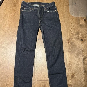 Mörkblåa Levis 514 Jeans W29 L32 - Mörkblåa Levis 514 Jeans i storlek W29 L32, knappt använda och är i mycket bra skick. Skriv om du har fler frågor!