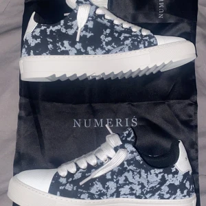 Numeris pigment - Jag säljer helt nya Numeris pigment skor för att jag fick den som tidigt julklapp. Men den passar inte mig, den är helt ny, har aldrig använt den och den passar med allt. Jag kan inte sälja den för full pris för då hade ni helst köpt nya från hemsidan. Annars så passar skorna med vilka jeans som helst fast bättre på flared jeans.