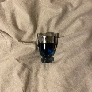 Invictus The legend EDP (DISCOUNTINUED) - Säljer min oanvända discountinued Invictus, det finns ungefär 40ml kvar utav 50ml