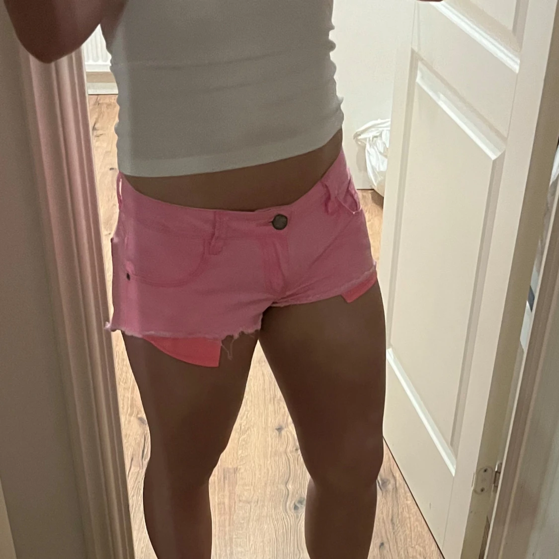 Rosa jeansshorts med fransig kant - 1
