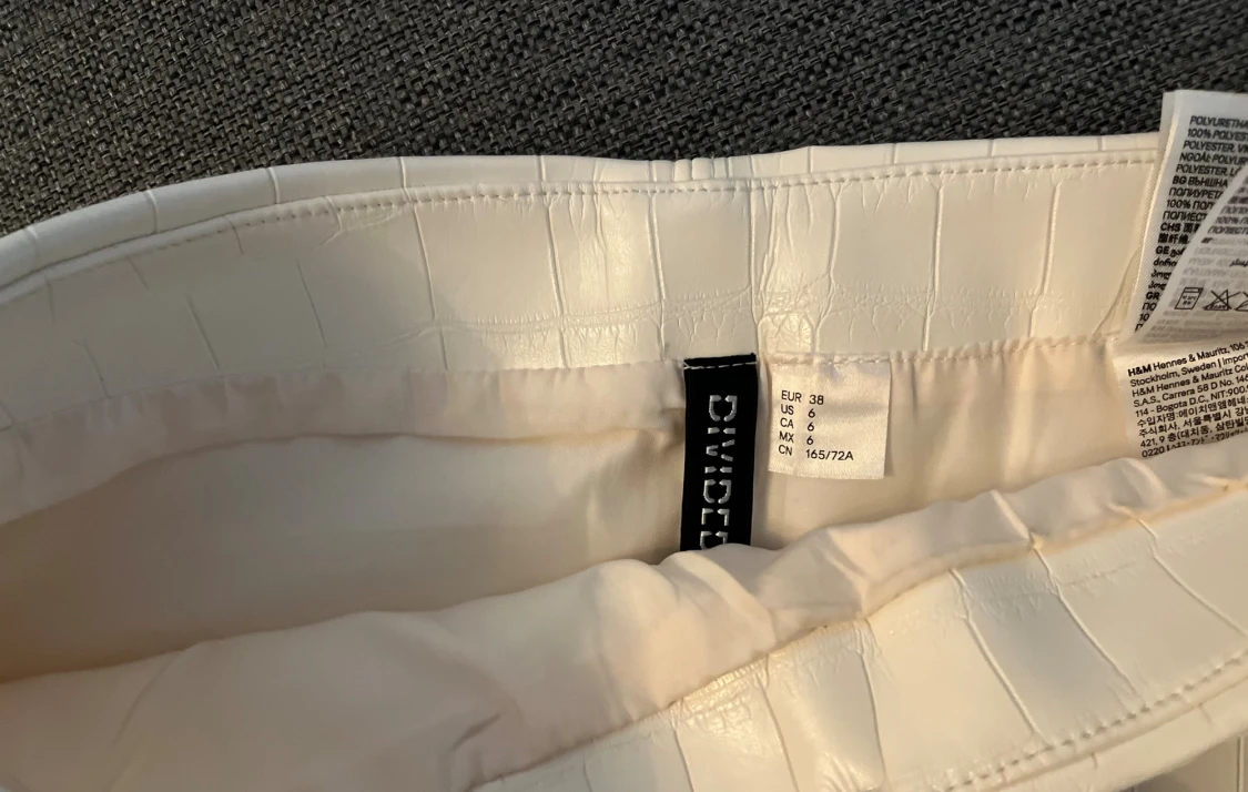 Vit kort kjol från H&M DIVIDED - 2