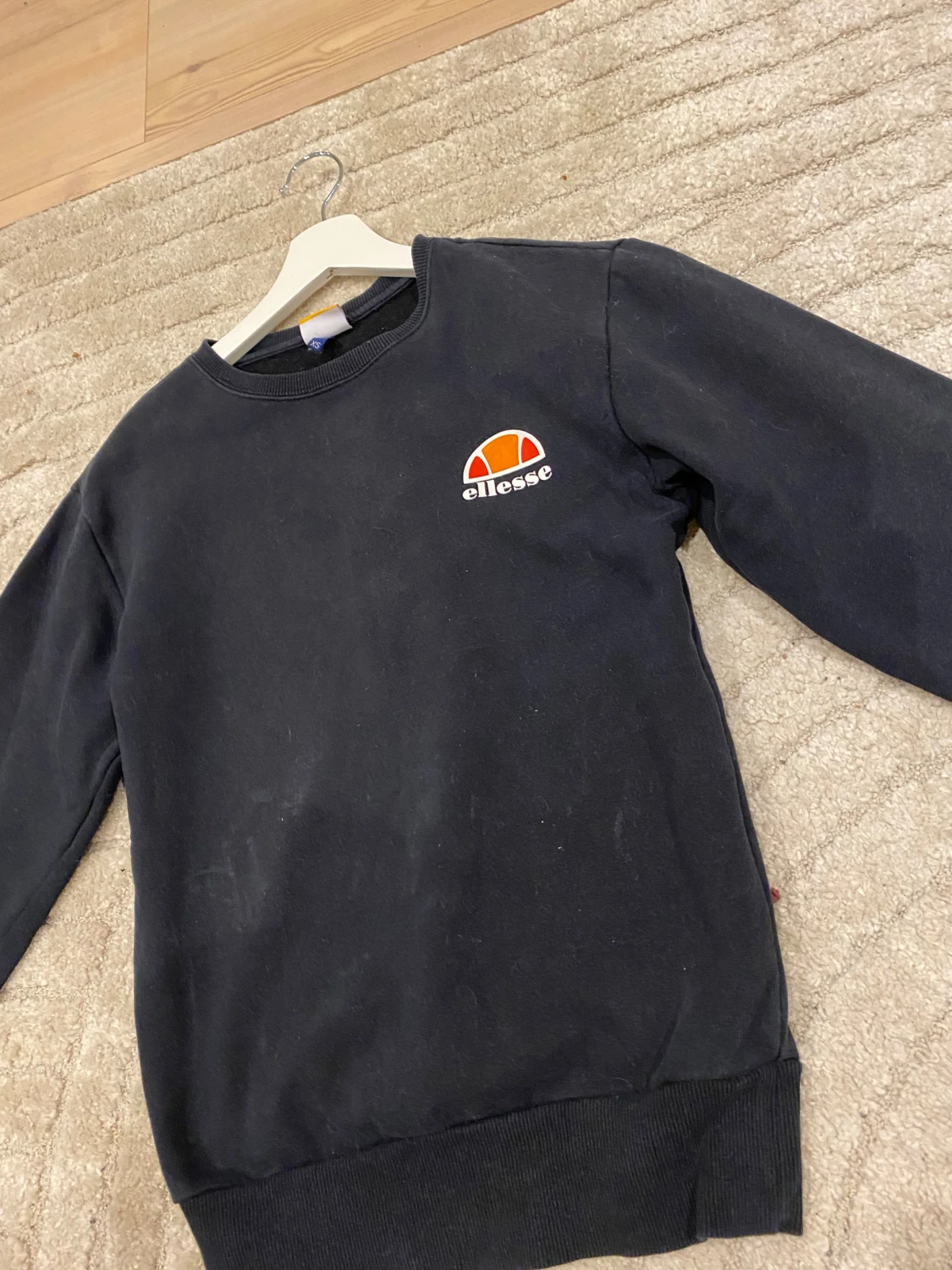 Svart sweatshirt från Ellesse