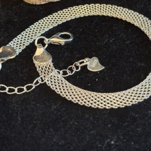 Jätte fin armband silver Platerad 925 S - ett silvrigt smycke, troligen ett armband eller halsband,