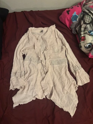 Söt Lång kofta - En ljusrosa kofta med utsvända ärmar och coola detaljer. Storlek står inte men skulle gissa på S-M. Från Stail. Skriv om ni har frågor☺️