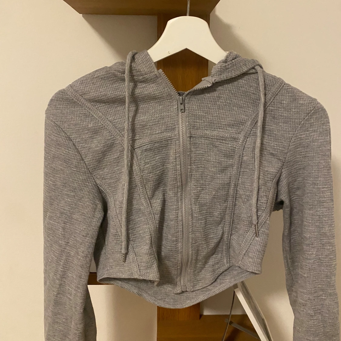 Grå croppad hoodie från SHEIN