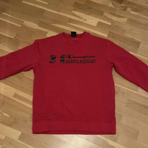  Röd Champion Sweatshirt - En röd champion sweatshirt i storlek S som är använd få gånger. Skriv om funderingar