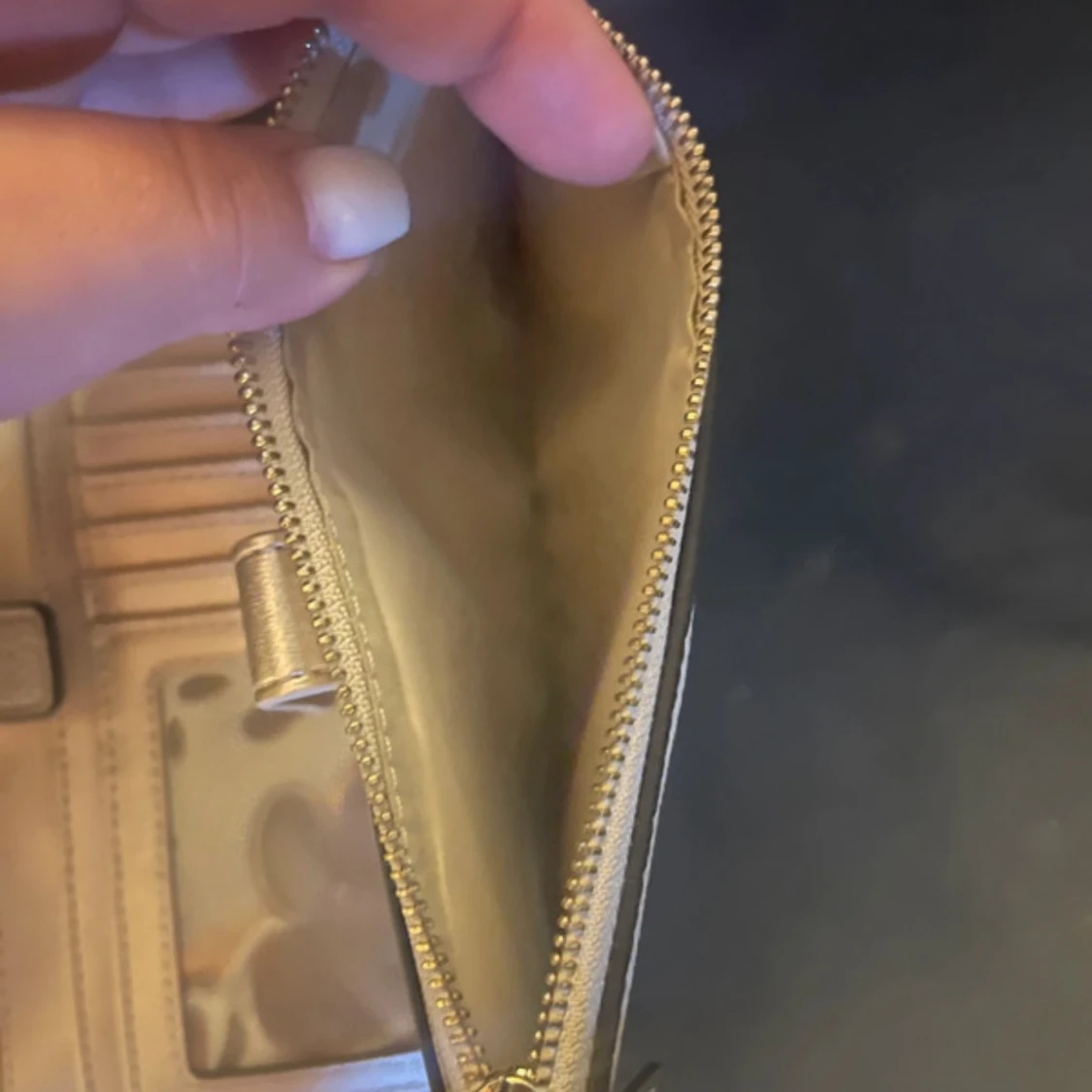 Beige plånbok från Guess med dragkedja - 2