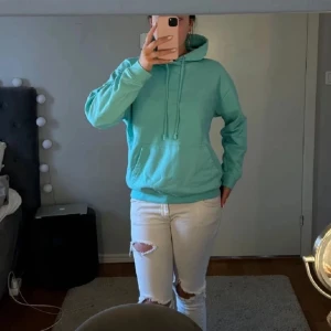 Hoodie - Turkos hoodie i storlek M, men passar lite mindre också💕
