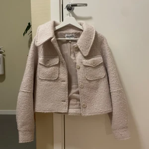 Teddyjacka - Superfin jacka från NA-KD i en mjuk, teddy-liknande material. Kort, boxig modell med stora fickor fram och knappar. Aldrig använd. Storlek 32 men passar även 34 då den är oversized.