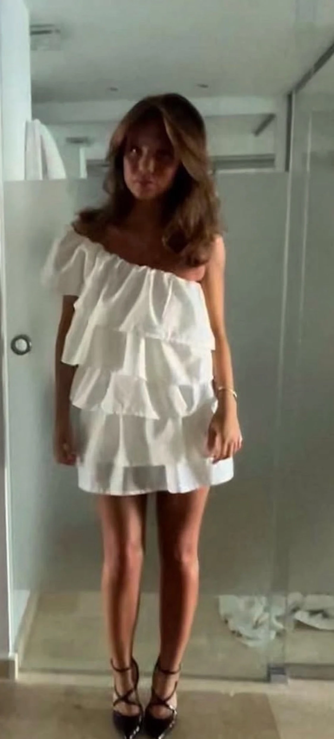 Vit volangklänning med offshoulder - 1