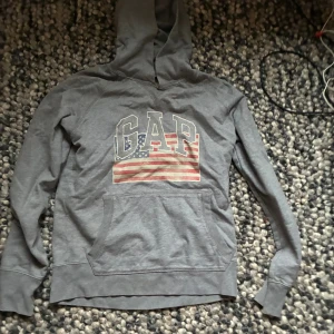 Gap hoodie - Tvär fet gap hoodie strl s, inga deffekter och fläckfri, hör av dig vid funderingar! 🤩