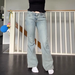 Lågmidjade jeans - Supersnygga lågmidjade jeans❣️ (gylfen har gått av som man ser på sista bilden men man kan dra upp den enkelt med fingrarna och fungerar som vanligt) jag säljer vidare dessa byxor då dem inte passade mig😊!