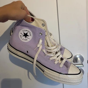 Ljuslila Converse All Star  - Säljer ett par klassiska Converse All Star high tops i en snygg ljuslila färg. Storlek 40 och säljer på grund av att de tyvärr är för stora för mig som brukar ha 39 :(, bara testade så inte använd alls!