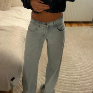 Ljusblåa wide jeans med låg midja - Säljer ett par extremt SNYGGA populära ljusblåa jeans med låg midja från subdued! De är i utmärkt skick då jag använt de max 2 ggr!!  så så snygga och trendig! Perfekt för sthlm/cophangen stil!! Säljer då pga jag  har två par. Storlek EU 36 . Passar mig som bär 32/34 i byxor och då sitter dessa lite oversize. INNERBENSLÄNGD: 81 MIDJEMÅTT: ca 35-37