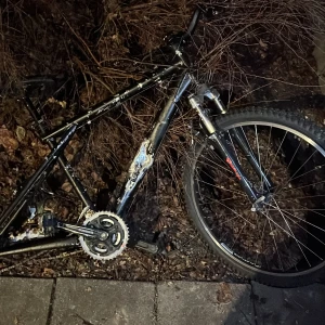 Kan ha en liten buckla då en sten flög in på ramen men annars är en prima. Först till kvarn  - Detta är en svart mountainbike med Shimano-vevparti. Cykeln har tydligt slitage, repor och färgskador på ramen. Framhjulet och styret är intakta, men cykeln är i behov av reparation och underhåll. Passar för den händige som vill renovera eller använda som reservdelar.