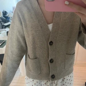 Beige kofta från Uniqlo med fickor i storlek S - Begie kofta från Uniqlo med fickor i storlek S. Koftan har inga defekter utöver att den är nopprig, (alltså INGA hål, slitningar osv). Nypris: 449kr. Skriv privat för flera bilder på koftan eller om bingar frågor i funderingar över den. PRIS KAN DISKUTERAS 