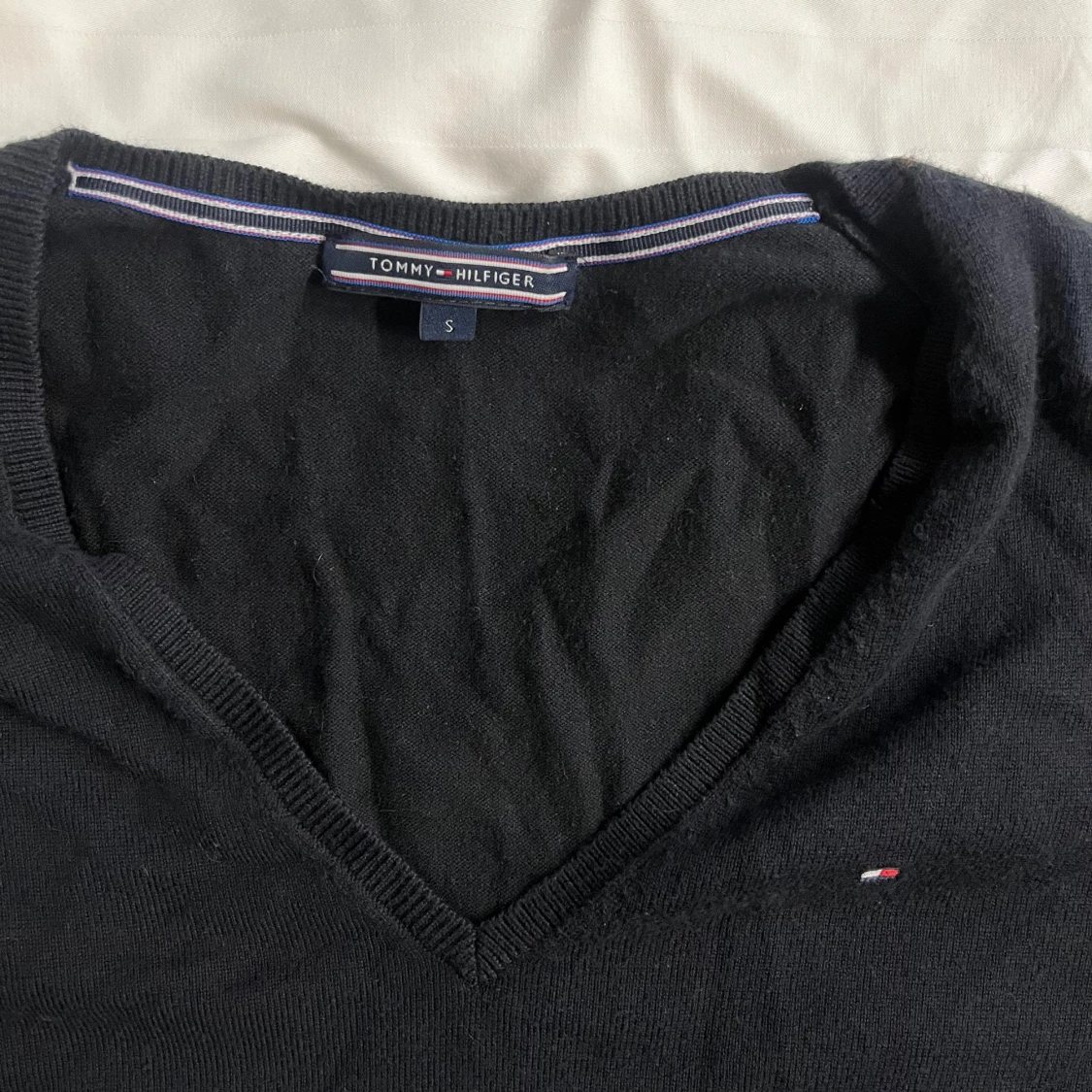 Svart v-ringad tröja Tommy Hilfiger - 1