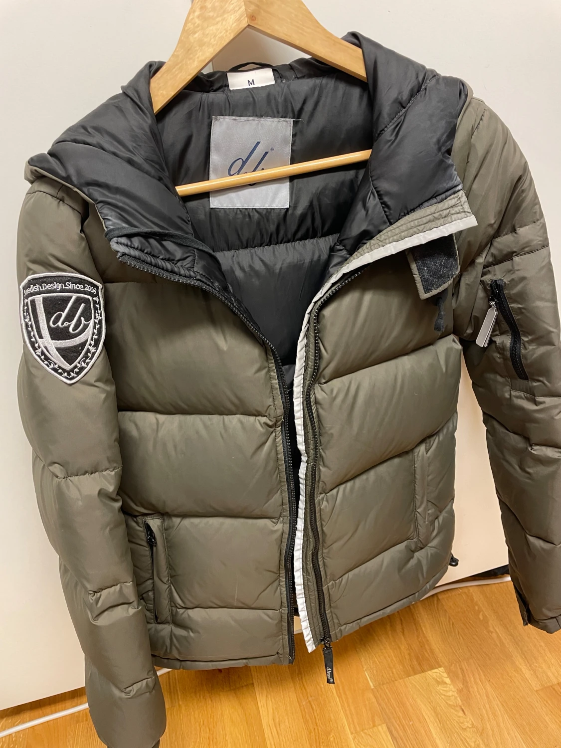 Olivgrön pufferjacka från D.BRAND - 4