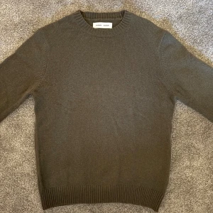 Grön stickad tröja från samsoe samose  - Riktigt snygg stickad tröja i färgen grön perfekt nu inför vintern! Nypris 1399kr🙌 