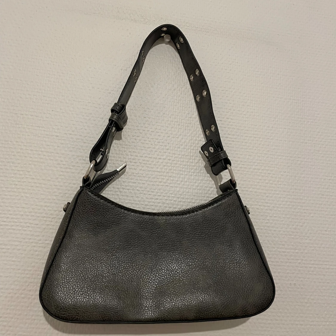 Svart axelväska med kedjedetaljer - 2