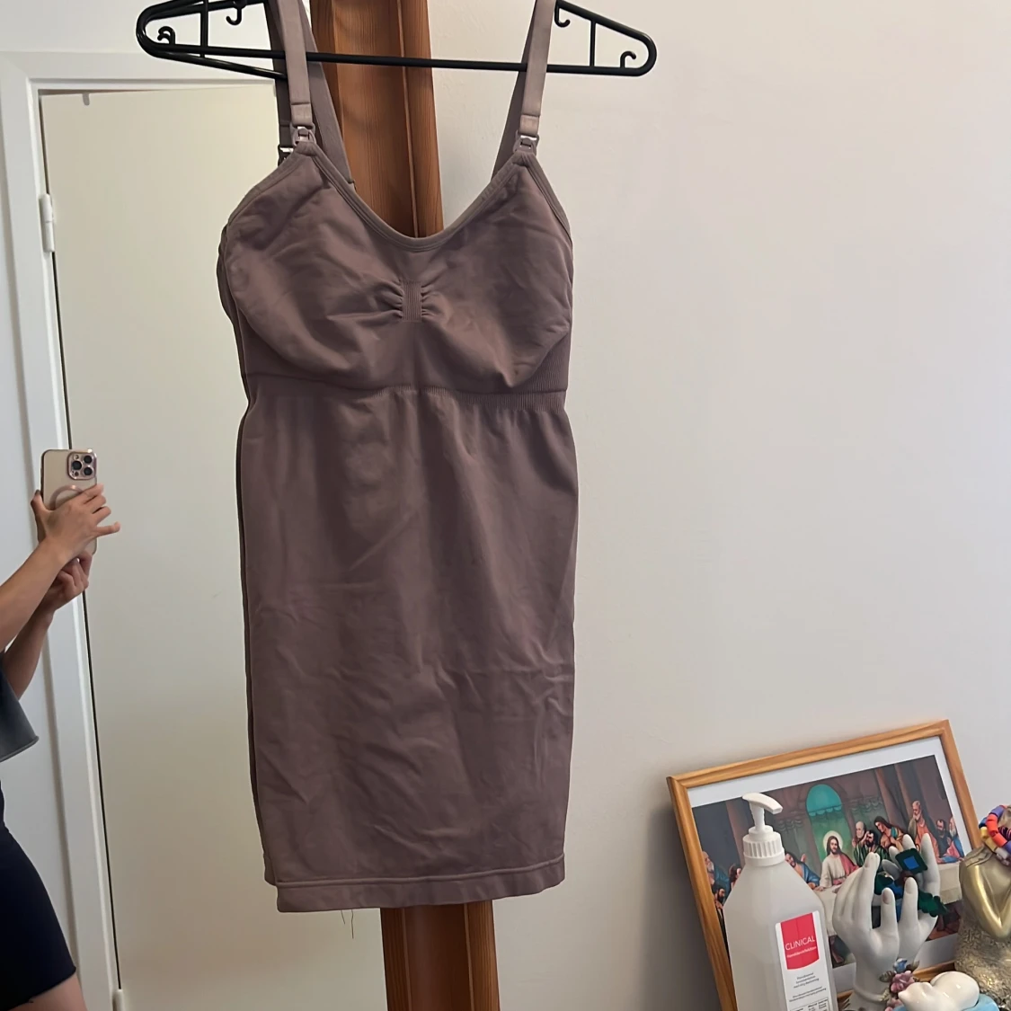 Mauve kort klänning med smala axelband