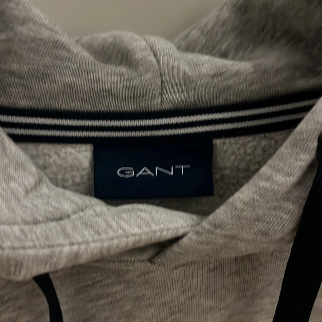 Grå hoodie från GANT med tryck - 2