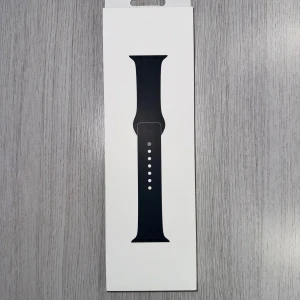 Apple Watch Midnight Sport Band 45mm - Hejsan!  Säljer ett helt nytt, äkta Apple Sport Band i färgen Midnight. Förpackningen är OBRUTEN. Passar alla Apple Watch-modeller med 45 mm boett och handleder 160–210 mm (M/L)  Butikspris: 595 kr Mitt pris: 289 kr  Säg till om du har några frågor! :))