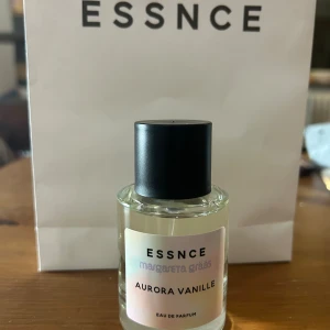 Essnce Aurora Vanille Eau de Parfum  - Upptäck Aurora Vanille från ESSNCE – en Eau de Parfum skapad av Margareta Grääs. Limited edition.
