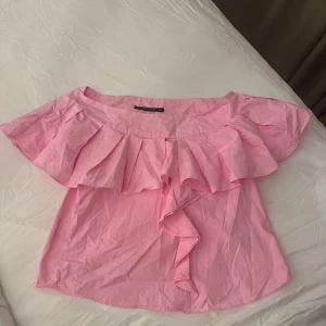 zara topp - säljer den här jätte snygga off shoulder zara toppen som endast är använd 1-2 gånger😊storlek XS men passar S också