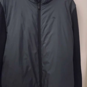 Snygg höst och vår jacka - Knappt använd höst och vår jacka från J Lindeberg i stl L 