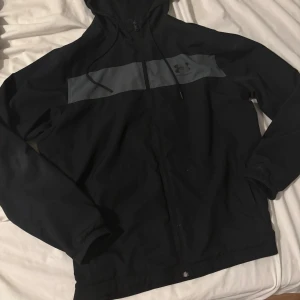 Under armour - Har använt ett par gånger men inget fel på den allt funkar som de ska.