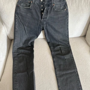 Levi's 501 mörkgrå jeans  - Hej, använda men i gott skick! W31 L32.  