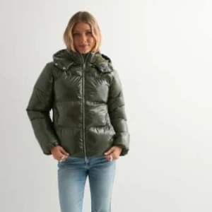 Nelly puffer jacket - Säljer en helt ny jacka från Nelly, Everyday Shiny Puffer Jacket I grön! Storlek XXS, passade inte så därav säljer jag den. Slutsåld hos Nelly.