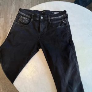 Replay anbass - Feta svarta Replay jeans storlek 30/34 men sitter snarare 29/34. Pris endast 399kr.