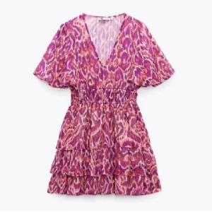 Rosa ZARA klänning - Säljer denna superfina klänningen från Zara då den tyvärr var för liten på mig. Köpte här på plick och aldrig använd, toppen skick💞bara att höra av sig vid funderingar