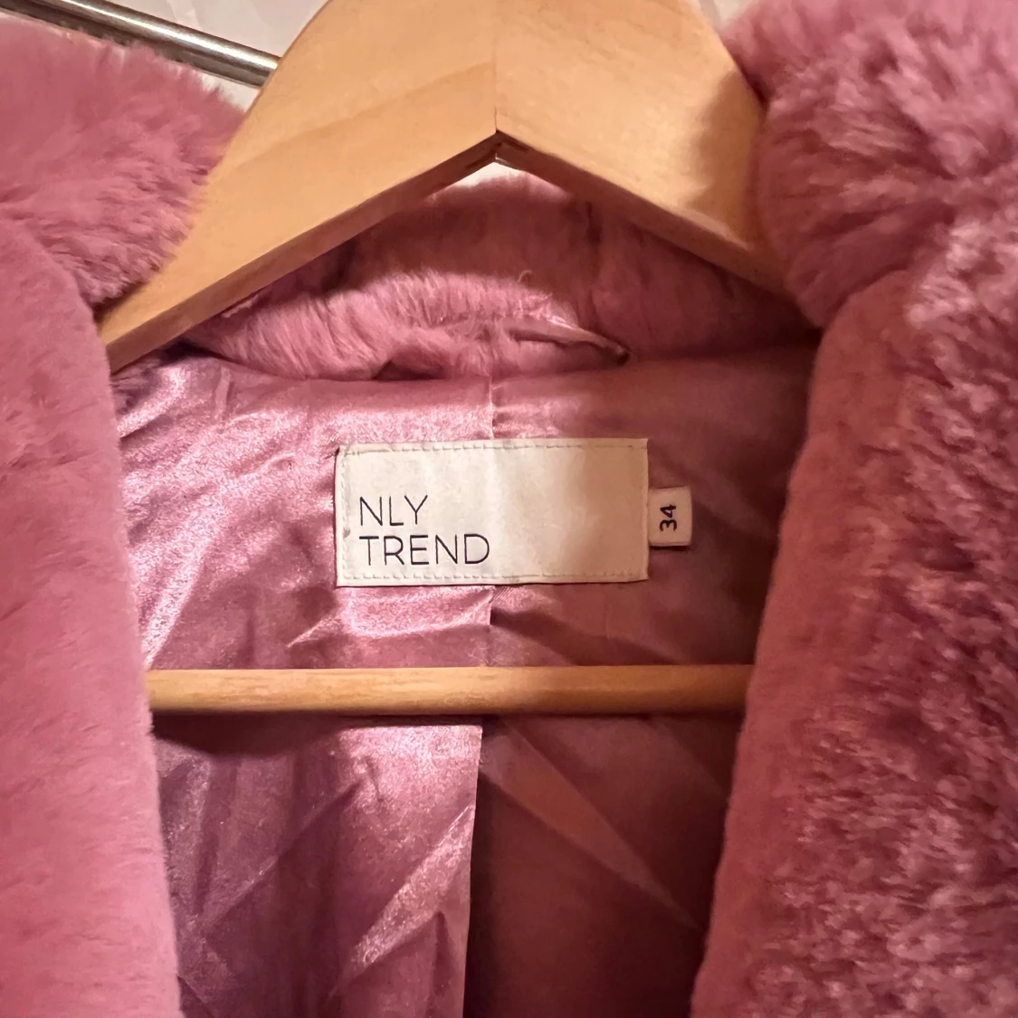 Rosa pälsjacka från NLY Trend - 2