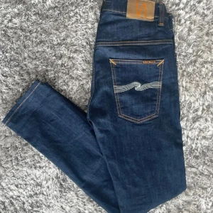Nudie jeans thin Finn  - Tjena! Säljer dessa eftertraktade skitfeta nudie jeansen med modellen thin finn, vilken inte tillverkas längre vilket gör de ganska sällsynta. Jeansen är små i storleken och passar dig som vanligtvis använder W29 eller W30. Hör av er vid frågor eller bud!