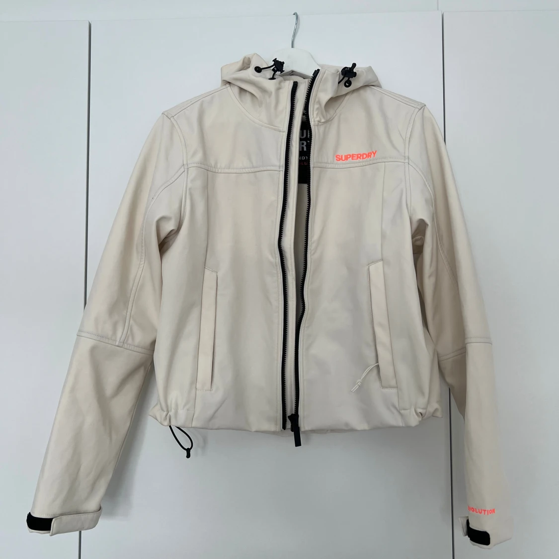 Beige vindjacka från Superdry - 1