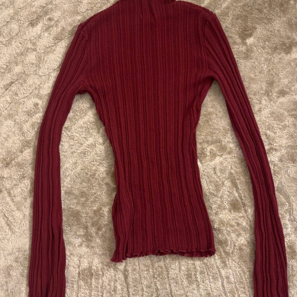 Vinröd ribbad långärmad polotopp - 2