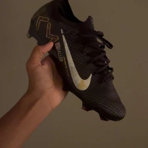 Nike Mercurial fotbollsskor svart/guld - Säljer ett par Nike Mercurial, använda 2 gånger.