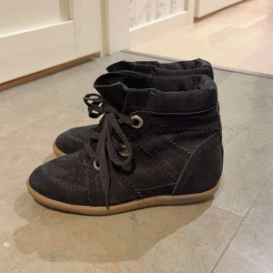Isabel marant bobby sneakars - Isabel marant Bobby wedge sneakars/ kilklackar. Super fint skick, men passar tyvärr inte mig. Storlek 37! Köpte på Vinted ❤️