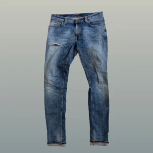 Nudie jeans - Nudie jeans. Inga direkta defekter. Mått A: 42 cm B: 106 cm. Storlek W33 L34! Modell skinny Sam och modellen är 180 cm 75 kg. 😊