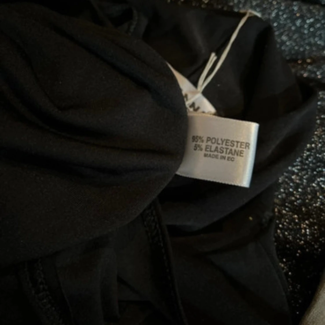 Svart polotopp med guldglitter från Koola Anna - 3