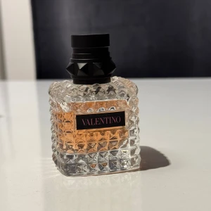 Valentino Born In Roma Donna 30ml - Trendig parfym med jasmin, bourbon vanilj och trätoner. Orientalisk och träig doft. Volym: 30 ml. Tillverkad i Frankrike. Kommer inte till mycket användning pga för stark för mig tyvärr.